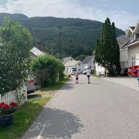 Ved Fjorden I Solvorn בית נופש