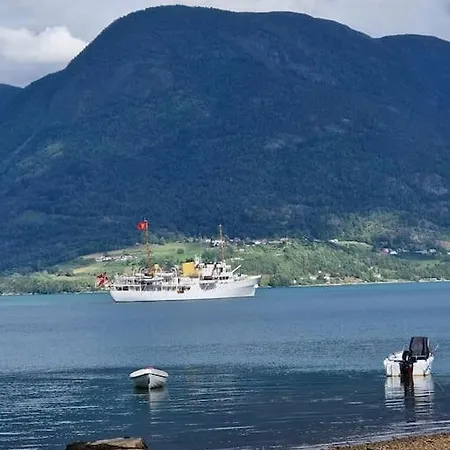 Ved Fjorden I Solvorn Luster