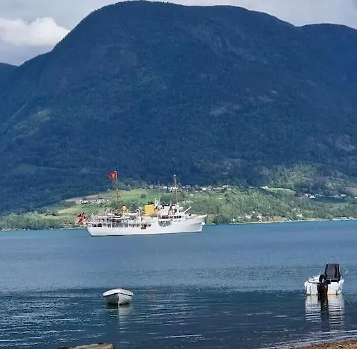 Ved Fjorden I Solvorn Luster