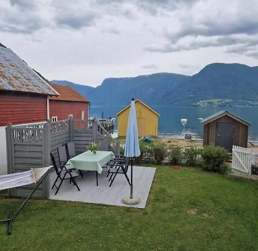 Ved Fjorden I Solvorn * Luster